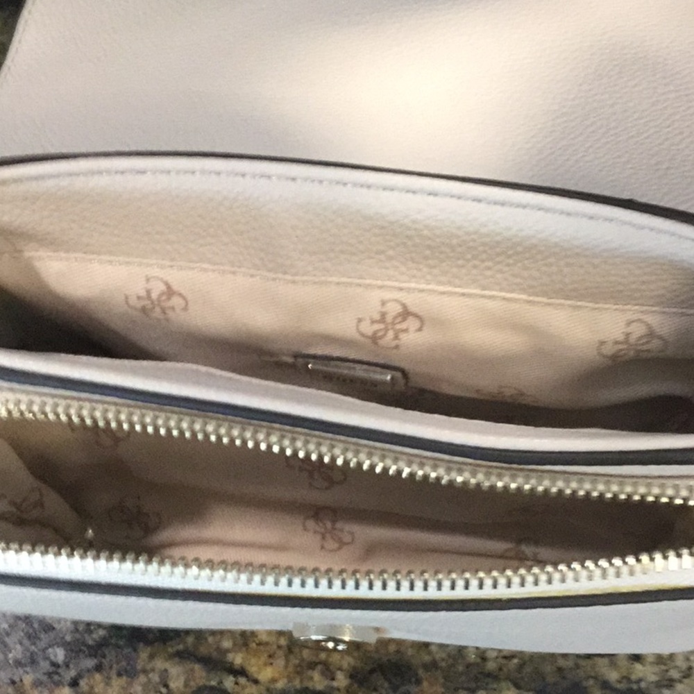 🏵Beautiful Guess Small Purse 🏵 - Picture 5 of 6